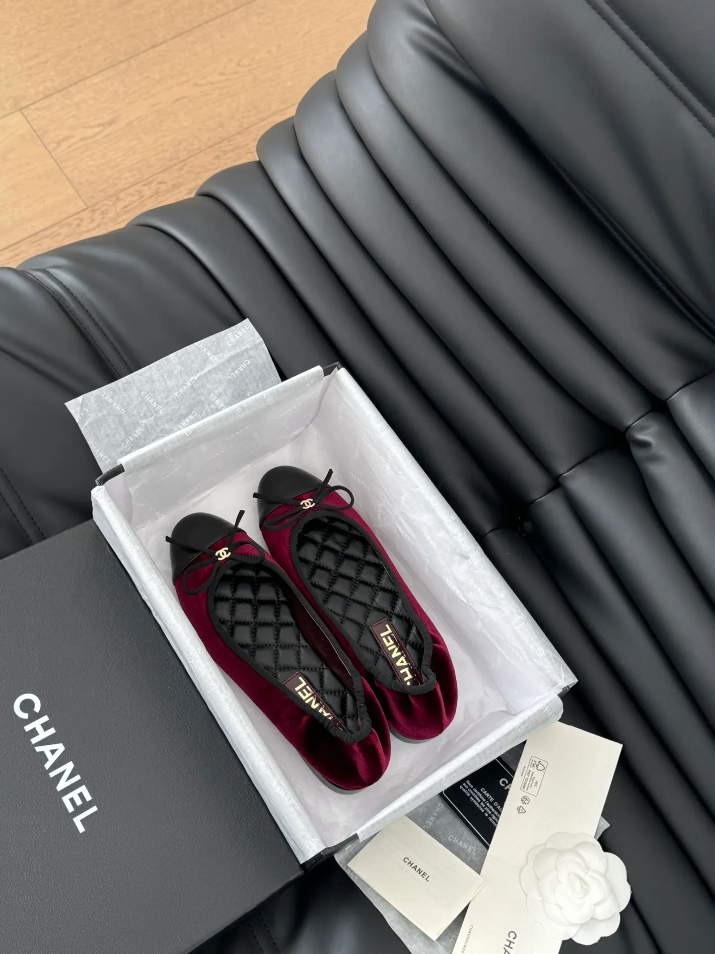 👟👟Ex-factory price 520👟👟 Chanel Xiaoxiang 25C new bow shoe series, original 1:1 replica, a classic among classics. It is perfect whether paired with trousers or skirts. The small round toe design is very good at modifying the foot shape. A must-have for little fairies! The upper is made of imported lambskin, the lining is made of top-grade mixed sheepskin, and the outsole is imported Italian cowhide. Size: 35-39 (40/41/42/43 customized)